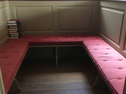 Box Pew interior Williamsburg - 1